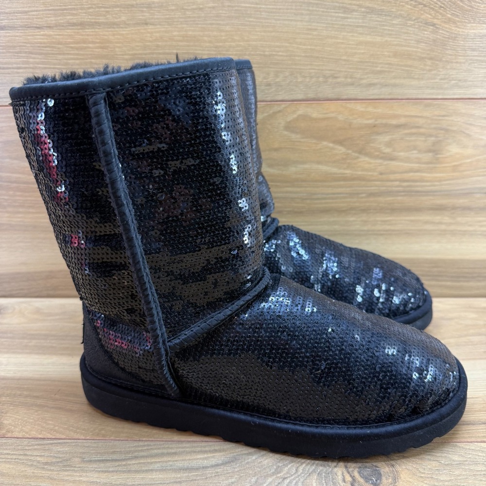 UGG Classic Short Sequin Boots Womens 8 Black Shearling Sherpa Fur Lined Cozy